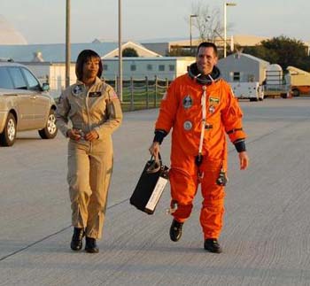 Preparing to fly STA's with STS-116 pilot Bill Oefelein at the SLF at KSC.