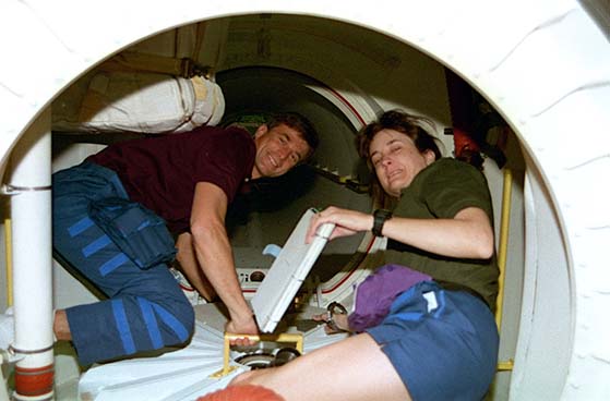 STS-76 Mission Specialist Ron Sega and Linda Godwin