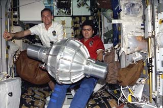 Edwards and Sharipov hold a gyrodyne onboard the Spacehab