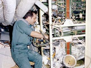 Vinogradov repairs hardware in Mir Space Station